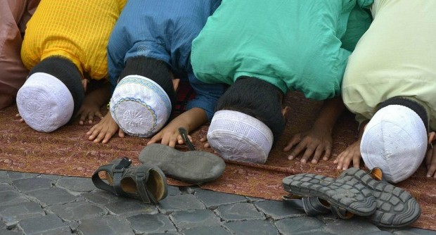 Redazione di Operai Contro, avevate ragione la lotta all’ISIS è una lotta contro i musulmani. Il vescovo di Roma ha organizzato la nuova crociata e gli USA con i bombardieri tentano di eseguirla In Italia c’è chi tenta di organizzare i progrom contro i musulmani il vescovo di Imola, monsignor Tommaso Ghirelli, in una lettera pubblicata sul settimanale diocesano Il Nuovo Diario Messaggero ha chiesto agli islamici “presenti tra noi” di prendere posizione contro le persecuzioni e gli atti di crudeltà in certe aree del mondo: “Altrimenti dovrebbero avere il coraggio di allontanarsi dalle nostre terre, perché nessuno vuole avere nemici in […]