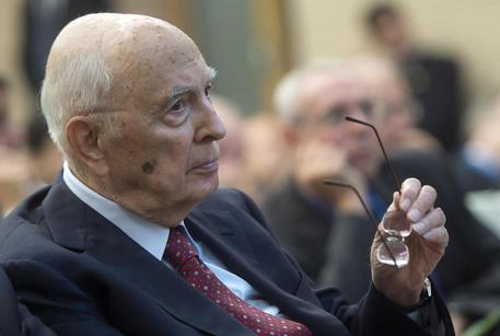 FINALMENTE La Corte d’assise di Palermo ha ribadito la necessita’ di sentire come testimone al processo sulla trattativa Stato-mafia il capo dello Stato Giorgio Napolitano. La deposizione, chiesta dai Pm, era gia’ stata ammessa, ma dopo la lettera inviata ai giudici da Napolitano, alcuni legali ne avevano chiesto la revoca. In assenza di una norma specifica sulla deposizione del capo dello Stato, la Corte applicherà l’articolo 502 del Codice di Procedura penale che prevede l’esame a domicilio del teste che non può comparire in udienza. Alla testimonianza, di cui ancora non è stata fissata la data, non parteciperanno né il pubblico né gli imputati, ma […]