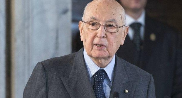 Redazione di Operai Contro, così parlo Napolitano: L’Italia e l’Europa “sono alle prese con una profonda crisi, economica, sociale. Possono uscirne solo insieme con politiche nuove e coraggiose per la crescita e l’occupazione”. Durante l’inaugurazione dell’anno scolastico 2014/2015 al Quirinale, Giorgio Napolitano torna a parlare della necessità delle riforme strutturali, strumento indispensabile per modernizzare e rilanciare il Paese. A poche ore dalla polemica scoppiata tra Matteo Renzi da una parte e la Cgil e la minoranza Pd dall’altra sulla volontà espressa dal governo di modificare l’articolo 18, il presidente della Repubblica torna sul tema del lavoro e fornisce un’indicazione […]