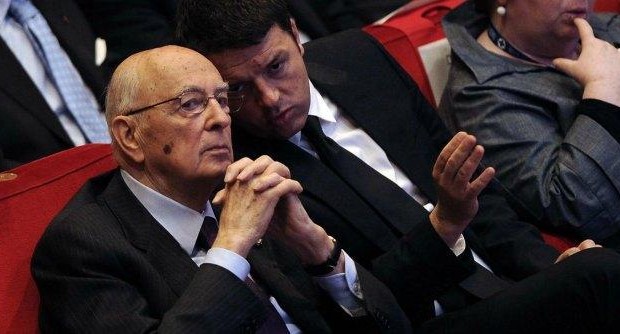 Caro Operai Contro, mi associo alla lettera che hai pubblicato stamattina su Napolitano. Questo signore agita l’antipolitica come deterrente a quanti e sono tanti, che non condividono la politica intrallazata del Palazzo: Ai quanti e sono tanti hanno raggiunto un livello straripante di sopportazione. Agita l’antipolitica e difende a denti stetti questo sistema! Vorrebbe censurare le critiche sacrosante a questo andazzo scandaloso. Vorrebbe contenere l’azione giudiziaria nei confronti della delinquenza al potere che va sotto il nome di “Mafia Capitale”. Senza buttarla sulla comicità poiché non c’è niente da ridere, mi viene da dire a Napolitano la frase di […]