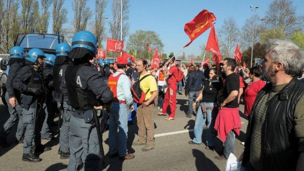 Redazione di Operai Contro, a 2 giorni dall’assassinio conosciamo il nome della vittima Davide Bifolco un ragazzo di 17 anni, ma non quella del carabiniere che lo ha ucciso. Nessun giornale ne ha dato conto. Questa è la democrazia borghese. I 3 ragazzi sul motorino speronati dalla gazzella dei carabinieri, non erano ne armati, ne drogati, ne pregiudicati. Questo lo stato delle cose.   Landini (segretario della FIOM) ha annunciato che i metalmeccanici saranno in piazza accanto ai poliziotti perché i loro stipendi sono troppo bassi. Iinvoca la presenza in piazza dei matalmeccanici a fianco di chi? Degli uomini in […]