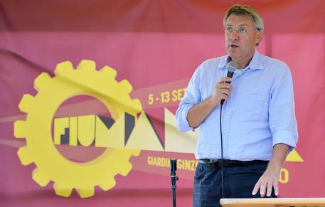  Caro Operai Contro, Landini propone la “coalizione sociale” fra operai e strati sociali della piccola e media borghesia. Nell’intento di Landini, gli operai insieme a questi strati, dovrebbero catalizzare un movimento, (con o senza la formalizzazione di un nuovo partito?). Comunque non cambierebbe la natura interclassista della “coalizione” che dovrebbe costituire un opposizione a Renzi, o al governo di turno. C’è da chiedersi se Landini nella sua pensata si sia in qualche modo ispirato al movimento Cartista inglese, sorto nel 1837, come risposta alle condizioni sociali create dallo sfruttamento capitalistico, nei primi decenni della rivoluzione industriale. Il programma del […]