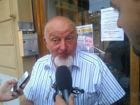 Redazione di Operai Contro, il buffone Matteo Renzi di lavoro se ne intende. Ha imparato dal padre Ti mando un articolo dell’ANSA Un lettore La procura di Genova  ha indagato Tiziano Renzi, padre del presidente del Consiglio Matteo, per bancarotta fraudolenta. L’indagine era stata aperta tempo fa e riguarderebbe il fallimento di una società di distribuzione di giornali. La procura ha chiesto la proroga delle indagini e ha contestualmente inviato l’avviso di garanzia. Oltre al padre di Renzi ci sono altre due persone indagate. Le indagini sono partite dopo il fallimento, dichiarato un anno fa, della società Chil post […]