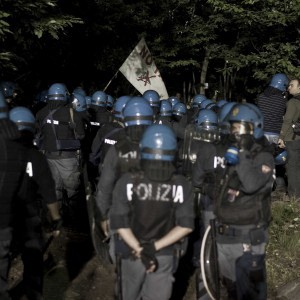 Redazione di Operai Contro, pensavano che chiamandoci terroristi fermavano la nostra lotta. In Valsusa tornano i venti della battaglia. C’è stato in serata una manifestazione contro il cantiere del Tav. Per sabato sera è prevista un’altra manifestazione notturna al cantiere. Un NO TAV