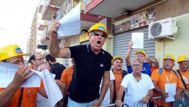 Redazione, il buffone a Palermo per inaugurare l’anno scolastico. Gli edili protestano, i docenti protestano La polizia protegge il buffone Un edile