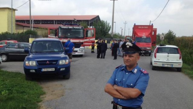 Redazione, finalmente un parroco serio “I politici hanno bevuto il sangue di questi ragazzi, è meglio che si leghino una macina al collo e si buttino in mezzo al mare”. È un anatema rabbioso, violento, quello lanciato tra le lacrime da don Renato Galiazzo, parroco di Liettoli di Campolongo Maggiore (Venezia). Dall’altare della sua chiesa, durante i funerali di Giuseppe Baldan, il camionista morto lunedì scorso insieme a tre operai a causa di una nube tossica alla Coimpo di Adria (Rovigo), il sacerdote attacca quelli che ritiene i responsabili della tragedia. “Non si può morire così – ha detto […]