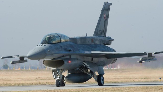 Redazione di operai Contro, Gli Stati Uniti sono passati all’azione contro l’Isis anche in Siria, in maniera massiccia: aerei da combattimento, bombardieri e missili Tomahawk lanciati dalle navi che incrociano nella regione hanno colpito nel corso della notte obiettivi nel nord del Paese. Sono stati uccisi dai crociati USA una decina di civili, tra essi 3 bambini. Gli USA sono umanitari Nella foto un bombardamento umanitario USA E non e’ ancora finita. “Le forze militari Usa e delle Nazioni partner stanno conducendo azioni militari contro terroristi dell’Isil in Siria”, ha reso noto il portavoce del Pentagono, ammiraglio John Kirby, […]