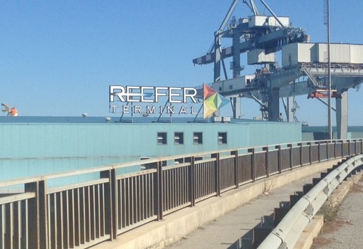 Redazione di Operai Contro, Vi invio un articolo che dimostra ancora una volta da che parte stanno i sindacati nonostante l’esito della votazione in assemblea sia favorevole all’accordo a larga maggioranza. In realtà a fronte di una riduzione del numero ( da 66 a 27 unità ) di operai da licenziare perché la mobilità non è altro che il licenziamento, la fregatura è evidente poiché i restanti operai in esubero e salvati ora, verranno sicuramente in un secondo momento licenziati visto che non ci sono tutte le indispensabili garanzie di ricollocamento che dovrebbero in teoria trovare le istituzioni. Resta comunque il fatto che con questo […]