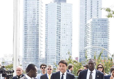 Redazione di Operai Contro, Il gangster Renzi tira dritto: “Il mio impegno è chiaro: realizzare le riforme indipendentemente dalle reazioni”,  “La riforma del mercato del lavoro in Italia è una priorità e se i sindacati sono contro per me questo non è un problema”. La Cgil apre sull’articolo 18 e il premier Matteo Renzi, da New York, assicura: la riforma del mercato del lavoro “non è rinviabile”. Renzi insiste sull’importanza del Jobs act, da portare a casa in tempi stretti, e dopo la spaccatura interna al Pd sancita dai sette emendamenti presentati dalla minoranza, in Senato, chiarisce che “parliamo […]