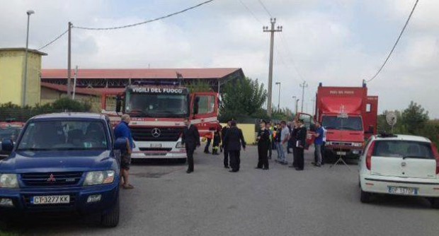 Redazione di Operai Contro, noi operai continuiamo a essere uccisi dai padroni Sono d’accordo, non abbiamo niente da perdere in una rivoluzione violenta Facciamo piangere Renzi, i padroni e il loro stato Vi mando un articolo Un operaio Quattro operai morti e uno ferito in modo grave nell’incidente che si è verificato in provincia di Rovigo, in una fabbrica che si occupa del trattamento dei rifiuti industriali. La ditta Co.Im.Po ha sede ad Adria. Le vittime sono due operai e il conducente del mezzo. I vigili del fuoco, dopo aver bonificato il luogo dell’incidente hanno recuperato il corpo di […]