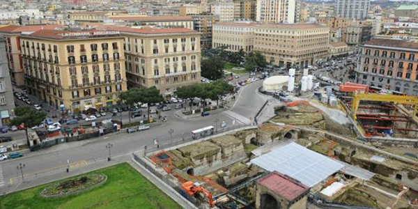 Caro Operai Contro, stavolta è successo a Napoli, Salvatore Renna operaio di 41 anni è morto sul cantiere, dopo un volo di dieci metri. L’operaio stava lavorando nel cantiere del Metrò di Napoli. I responsabili del cantiere e dell’omicidio, tentando di discolparsi, diramano notizie alla stampa che diffamano l’operaio. Notizie del tipo: “Vittima dalla fretta per chiudere il cantiere”. Ma quale fretta se il cantiere è aperto 1976?! In realtà la fretta c’è, come scrive la giornalista de “Il Fatto Quotidiano”: “Il Papa ha appena ufficializzato la sua visita a Napoli il 21 marzo. E con sua Santità non […]