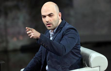 Redazione di Operai Contro, Finalmente un intellettuale ha il coraggio di fare una critica al gangster Renzi. Non sono d’accordo con le idee di Saviano, ma sono d’accordo con la critica che fa a Renzi. Gli altri intellettuali aiutano Renzi a leccarsi il gelato Un operaio di Torino Roberto Saviano critica Matteo Renzi e il suo stile di governo. Lo scrittore interviene tramite la sua rubrica sul settimanale “L’Espresso”, “l’antitaliano”. “Si pensava che con l’uscita di scena di Silvio Berlusconi, quell’eterno rinvio ai tipici personaggi della commedia all’italiana fosse esaurito. Si sperava che il pagliaccio e l’abile battutista con […]