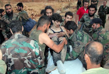 Redazione di Operai Contro, il dittatore Siriano Assad è il grande alleato in medio oriente dei padroni Russi, e bombarda da anni i ribelli siano del’ISIS o no. Sale ad almeno 50 morti, tra cui oltre 20 bimbi, il bilancio dei raid aerei di Damasco compiuti nelle ultime ore a Duma, nel nord della capitale. Delle 52 vittime: 23 bambini, 6 donne e una decina di anziani. Duma, è abitata da migliaia di civili, ed è la roccaforte di insorti islamici contro Damasco. I terribili dell’ISIS vengono colpiti dai bombardamenti di Assad che riceve le armi dai padroni Russi […]