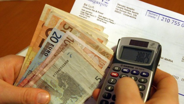 Caro Operai Contro, Renzi e i suoi ministri avevano più volte spergiurato che non ci sarebbe stata la manovra correttiva per rastrellare soldi. In realtà nessuna manovra correttiva è stata annunciata, ma nei fatti l’assalto del governo alle famiglie è in atto: dal 1° ottobre le tariffe del gas aumentano del 5,4%, quelle dell’elettricità del 1,7% per tutta l’estate i prezzi dei carburanti in Italia sono rimasti i più alti d’Europa l’alto prezzo dei carburanti influisce sul trasporto delle merci, quindi sui prezzi al consumo il governo e i suoi studiosi, dopo aver spazzolato le tasche, spronano all’aumento dei […]