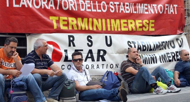 Redazione di Operai Contro, la presa in giro degli operai continua Siamo in vendita da tre anni Tutte le aziende che si sono fatte vive per comprarsi lo stabilimento, volevano solo soldi dallo stato O noi operai dichiariamo guerra al sistema del lavoro salariato e portiamo la nostra rabbia in tutte le città delle Sicilia, oppure ci fregheranno ancora Operai, colleghi di lavoro, ora basta Vi invio un articolo del fatto quotidiano Un operaio della FIAT Anche i sindacati iniziano a sentire puzza di bruciato sull’ultimo pretendente per l’impianto Fiat diTermini Imerese. “Grifa non ha le caratteristiche per dare […]