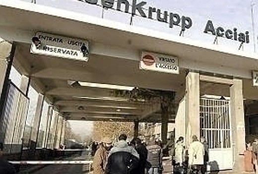 Redazione di Operai Contro, in Italia dal 2000 al 2015 sono più di 16 mila gli operai assassinati dai padroni in fabbrica. Molte migliaia gli operai che hanno contratto malattie che li ha portati alla morte, Molte migliaia gli operai feriti e resi invalidi. Cosa è questa, se non una strage Mai nessun padrone è stato condannato dalla magistratura La strage di operai è la realtà, fanno ridere coloro che parlano di difesa dei diritti e delle conquiste operaie. Se si vuole una descrizione sintetica della società capitalista, la strage impunita degli operai la rappresenta. Operai, quando non veniamo […]