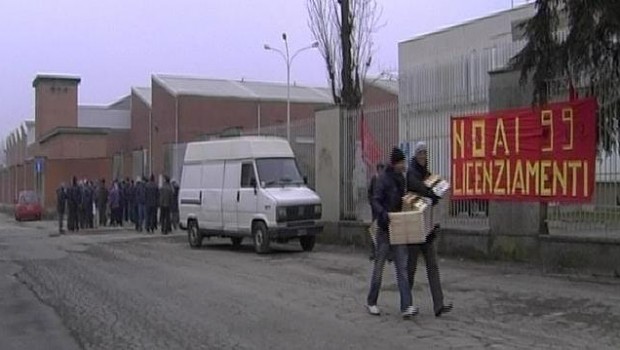 Pubblichiamo una lettera di alcuni operai della Titan Cari compagnie compagne, a titolo d’informazione, e in vista di un possibile sostegno e solidarietà future, vi scrivo le novità di lotta che succedono nella fabbrica in cui lavoro, la Titan. Ieri doveva essere l’inizio di uno sciopero ad oltranza, poi, dopo un incontro richiesto da un delegato e avvenuto domenica mattina, la Rsu ha deciso a maggioranza  (cinque a tre) in favore della sospensione dello sciopero di oggi. Adesso non sto qui a spiegare le motivazioni, è ovvio però che io facessi parte dei tre. La motivazione dello sciopero partiva dalla protesta […]