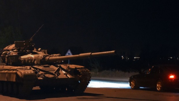 Redazione di Operai Contro, Si è tornato a sparare in Ucraina orientale, nonostante la tregua. La tregua è durata meno di una giornata. La guerra non è scoppiata per la volontà dei padroni Ucraini-UE o padroni Ucraini- Russi, ma è scoppiata per fermare la rivolta del popolo Ucraino contro i padroni. I padroni hanno diviso gli operai in favorevoli ai padroni UE e favorevoli ai padroni russi Padroni UE e padroni Russi  hanno un solo obiettivo: portare al macello gli operai Ucraini e impossessarsi dell’Ucraina. Nessuna tregua potrà essere stabilità in Ucraina Cronaca Alcune forti esplosioni sono state udite […]