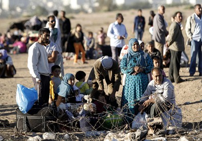 Redazione di Operai Contro, ormai  è  diventato uno sport: USA; FRANCESI; , bombardano quelli dell’ISIS ammazzando donne e bambini L’ISIS reagisce: “Uccidete i miscredenti in qualunque modo” e “attaccate i civili”. In guerra si uccide e si viene uccisi Le nuove minacce dell’Isis riguardano tutti i Paesi che sostengono le operazioni militari di Stati Uniti e Francia in Iraq. “Se potete uccidere un miscredente americano o europeo – soprattutto uno sporco francese – o un australiano o un canadese, uccidetelo in qualunque modo possibile e immaginabile”, dice nell’audio messaggio il portavoce dell’Isis. E allora dove l’atrocitò? Gli USA hanno […]