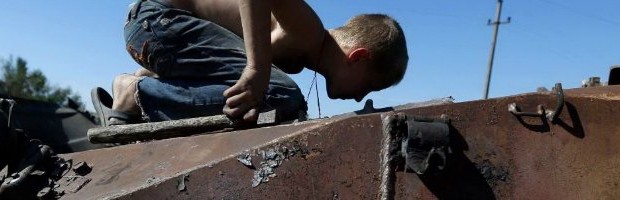 Redazione di Operai Contro, In Ucraina e’ guerra tra UE-USA e Russia. Gli operai sono stati costretti a schierarsi o con l’occidente o con i Russi. La cretinata che quelli di Kiev sono fascisti e sono schierati con i padroni, mentre i Russi sono antifascisti e aiutano gli operai dellEst dell’Ucraina è una cretinata. Operai: Guerra alla guerra dei padroni. La guerra in Ucraina è conseguenza della crtisi economica del capitalismo di UE-USA e della Russia. La Nato risponde con un piano di intervento rapido, il “Readiness Action Plan“, che assicurerà che l’Alleanza atlantica sia “pronta e capace di […]