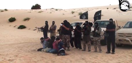 Redazione di Operai Contro, Sono 930 i cittadini francesi e stranieri residenti in Francia  che si sono arruolati nell’esercito dell’ISIS in Iraq e Siria. Lo ha detto il ministro degli Interni francese Bernard Cazeneuve in un’intervista al settimanale Le Journal du Dimanche. Un lettore