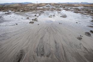 Caro Operai Contro, non c’erano transenne, nè vicino nè lontano. Non c’erano cartelli di divieto di transito nè segnalazioni di pericoli. In tutta la zona non c’erano, aree delimitate nè alcun tipo di limitazione. Eppure si è consumata la tragedia dei Vulcanelli di Aragona in provincia di Agrigento, con la morte di due fratellini, Laura e Carmelo di 7 e 9 anni. Eppure questo posto classificato come riserva naturale, viene regolarmente visitato da tanta gente, si parla di 200 mila persone in 18 anni. Eppure tutti potevano saltare su quei gorghi che ribollivano, meta di gite scolastiche con pullman […]