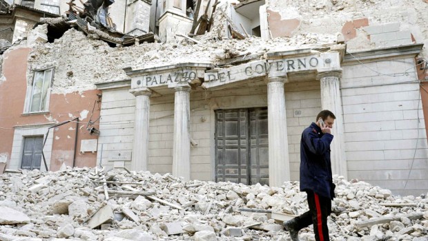 Redazione, dopo 6 anni l’Aquila è a terra come nel 2016 Il Procuratore Generale della Corte d’Appello ha chiesto, al termine della prima udienza del processo di Appello alla Commissione Grandi Rischi, sul sisma dell’Aquila, la conferma della pena del primo grado, di sei anni di reclusione per i sette componenti della Commissione condannati per omicidio colposo e lesioni colpose. Nessuno dei responsabili della Commissione Grandi Rischi è mai andato in galera e mai andrà Tecnici al servizio dei padroni e dei politici, oggi come allora. Intanto gli Aquilani che avevano avuto la casa, si sono visti sigillare i […]