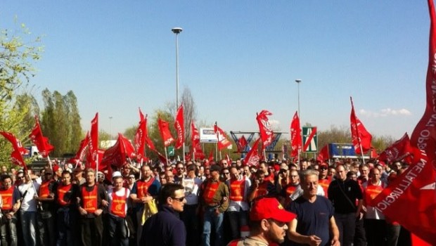 Readazione di Operai Contro, Dentro questo sistema sociale in devastante crisi di sovrapproduzione, alla fine gli operai si troveranno soffocati da tutte le parti. il “problemuccio” ce lo hanno tutti “loro” (ieri sera da Santoro, Landini vs governo-bonafè vs lega nord-borghezio) dagli “avvocatini” di e del governo e della finta opposizione, dal sindacato, dalla Fiom, fino alla Cgil, per non parlare di quelli che scimmiottano quelli ufficiali, coi i loro scioperi sociali generali di cui nessuno si accorge, e non tanto perche’ “pochini” ma per essere assolutamente assenti ed estranei nei luoghi della produzione materiale, ben “visibili” invece nei […]