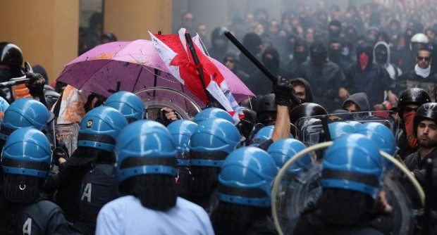 Redazione di Operai Contro, Questa volta a Bologna non era la processione della CGIL, ma una manifestazione di giovani. La polizia ha sfoderato i manganelli e li ha usati I manifestanti volevano raggiungere l’università per contestare la lectio magistralis di Ignazio Visco nell’aula magna di Santa Lucia. All’inizio di via Castiglione sono entrati in contatto con la polizia . E’ accaduto a Bologna, dove i collettivi organizzati in corteo per contestare il governatore della Banca d’Italia si sono scontrati con le forze dell’ordine. La polizia ha effettuato alcune cariche e sono stati lanciati dei fumogeni. Secondo i componenti dei […]