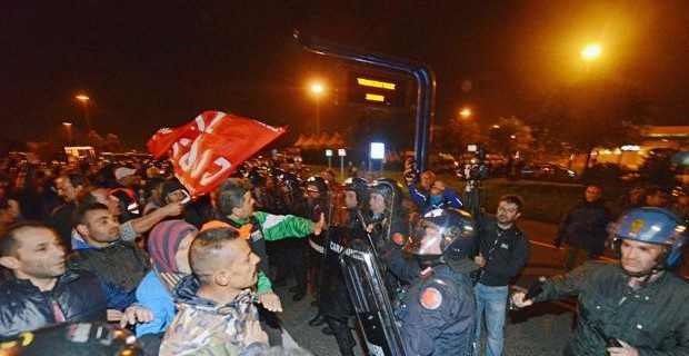 Redazione di Operai Contro, dopo gli scioperi di Maggio ( repressa dalla polizia) niente è cambiato per gli oltre duemila facchini del più grande mercato ortofrutticolo di Torino Nella struttura lavorano circa 2 mila persone, di cui la metà irregolari. Il facchinaggio, dicono, è gestito da qualche decina di cooperative, molte arruolate con metodi spesso “da caporalato“, con lavoratori “sottopagati, spesso in nero, e in condizioni di schiavitù“. Una situazione che i lavoratori di Grugliasco non hanno più intenzione di accettare e che ha portato, nella nottata tra mercoledì e giovedì, all’ennesima protesta. Le cooperative continuano a fare profitti […]