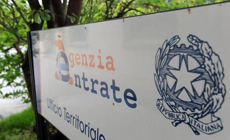Redazione di Operai contro, il gangster Renzi, da l’elemosina ad una parte di operai e lavoratori Lo stato dei padroni regala ai padroni miliardi ”Dall’Unità d’Italia a oggi ci sono stati oltre 80 condoni” E’ quanto scrive il ministero dell’Economia Rapporto evasione, 24,5 mld scoperti da Agenzia delle Entrate Ammonta a 24,5 miliardi l’evasione ”pizzicata” dall’Agenzia delle Entrate nel 2013: la maggiore imposta accertata è così salita dell’87% in sette anni, rispetto ai 13,1 miliardi del 2006. Il dato risulta però in calo rispetto agli anni 2009-2012 e soprattutto rispetto al picco di 30,4 miliardi del 2011. Lo riporta […]
