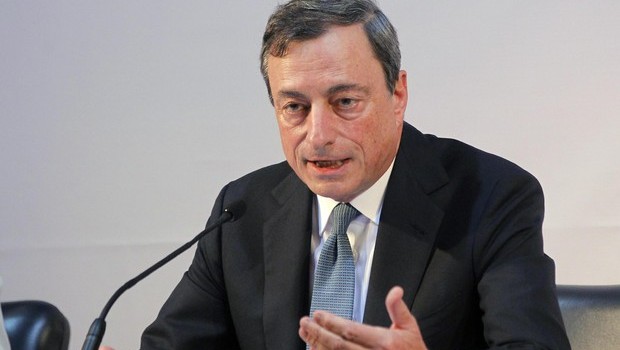 Redazione di Operai Contro, Il banchiere dei padroni Draghi è furbo? La sua poltrona gli fa percepire milioni di euro l’anno Draghi sa che il suo portafoglio è in mano ai politici e non ha mai smesso di leccarli. Ora c’è Renzi e deve leccare E sul Jobs Act spiega:  ‘Non credo” che la riforma del lavoro in Italia si tradurrà in massicci licenziamenti. Lo afferma il presidente della Bce, Mario Draghi, sottolineando che l’Italia e’ da anni in recessione e la disoccupazione e’ gia’ elevata, le aziende hanno gia’ agito. Siamo più di 5 milioni di disoccupati e […]