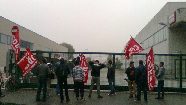 Quasi 5 ore consecutive davanti ai cancelli: operai della cooperativa appaltante presso lo stabilimento, la SERVIZI MULTILAVORO, più solidali da Carpiano e Piacenza hanno ottenuto nero su bianco quanto chiedevano. Lo sciopero è partito a seguito del mancato rispetto dei 10 punti di accordo sottoscritti lo scorso 25 giugno presso il Comune di Landriano, in primis il rispetto della scadenza del 30 di ogni mese per il pagamento degli stipendi, questo mese slittati al 10 che comprenderanno le mensilità di agosto e settembre; l’allontanamento dal servizio di “portierato” dell’energumeno che ha aggredito lo scorso lunedì 6 ottobre uno dei […]