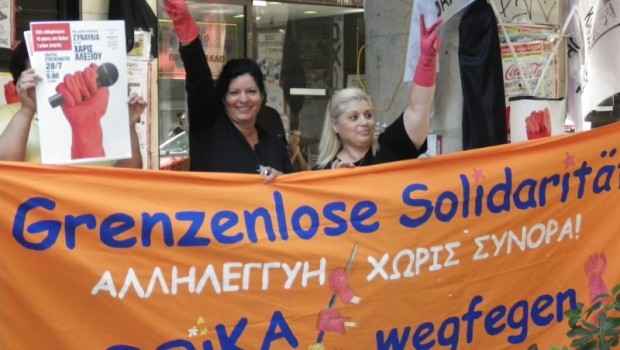 « (…) Was bei der Fahrt vom Flughafen ins Zentrum Athens sogleich auffällt, das sind die unzähligen Schil­der mit der Aufschrift „ENOIKIAZETAI“. Das ist nicht etwa eine Firmenbezeichnung oder der Name einer Supermarktkette, sondern heisst auf Deutsch: Zu vermieten. 87 geschlossene Geschäfte hat jemand aus unserer Reisegruppe auf dem Weg – kaum 700 m zu Fuss – vom Omonia-Platz bis zum Hotel Exarchion gezählt. In Griechenland hat die globale Krise ganze Arbeit geleistet. Doch aus den Trümmern der bürgerlichen Gesellschaft spriessen die Knospen einer neuen Welt, die auf Selbstor­gani­sation, Gleichberechtigung und Solidarität aufgebaut ist. „Früher gingen wir nach Lateinamerika, […]