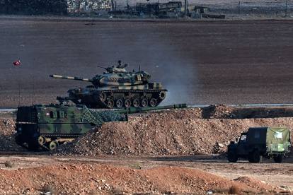 Cronache della terza guerra mondiale L’enclave curda di Kobane, nell’estremo lembo settentrionale della Siria, è tornata a essere teatro di violenti scontri tra i mujaheddin dello Stato Islamico (Isis) e i miliziani curdi, che lottano per il controllo della città. Aumentano i bombardamenti USA, ma servono solo a massacrare i civili che non hanno potuto abbandonare la città. I Kurdi di Ocalan continuano a combattere al servizio della grande coalizione I Kurdi di Ocalan hanno commesso il più grave errore politico della loro storia Da più parti, però, continua ad essere forte il pressing su Barack Obama per intensificare […]