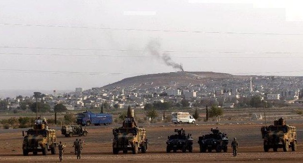 Redazione, La Turchia apre le frontiere ai peshmerga curdi che intendono raggiungere Kobane, la città siriana al confine assediata dai miliziani dell’Isis ormai da più di un mese. I kurdi del PKK sono cosi autorizzati dai turchi (loro nemici storici) ad andare a farsi massacrare per i padroni occidentali dai soldati dell’ISIS I bombardamenti USA non hanno interrotto l’assedio dell’ISIS alla citta Anche Papa Francesco, durante il Concistoro di lunedì dedicato alla situazione dei cristiani in Medio Oriente, si è appellato alla Comunità Internazionale: “Gli ultimi avvenimenti, soprattutto in Iraq e Siria – ha detto – sono preoccupanti. Serve un’adeguata […]