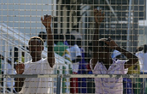 Redazione di Operai Contro, Alfano aveva nominato il suocero del fratello come comandante del CIE di Lampedusa Lorenzo Montana era sputtanato: ha rinunciato Vi mando un articolo Un senegalese Un passo indietro ancora prima di cominciare a lavorare. Lorenzo Montana, il suocero del fratello di Alfano, annuncia di voler rinunciare a dirigere il nuovo Centro di primo soccorso e accoglienza diLampedusa. Sull’isola più africana d’Europa, infatti, è pronto a riaprire i battenti il Cpsa, finito tristemente agli onori della cronaca dieci mesi fa, quando il Tg2 aveva diffuso le immagini della doccia anti scabbia con gli idranti a cui […]
