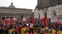 GLI SCIOPERI DEGLI OPERAI NELLE FABBRICHE SONO RIUSCITI. LE ADESIONI MASSICCE.   IN ALCUNE FABBRICHE DEL GRUPPO FIAT, LA UIL-M HA TENTATO LA MOSSA DELLA DEVIAZIONE A VENERDI 17 OTT. CON 4 ORE DI “SCIOPERO” CON PROPOSTE FUMOSE, COME ALTRE VOLTE HA FATTO, ALLA FINE NON SCIOPERERANNO NEANCHE I LORO ISCRITTI. C’E’ LA FIAT DIETRO A QUESTE MANOVRE, MA ANCHE OGGI GLI E’ ANDATA MALE. ALMENO 40.000 PRESENZE ALLA MANIFESTAZIONE A BOLOGNA. SI STIMA CHE ALMENO MEZZO MILIONE DI OPERAI (500.000) ABBIANO SCIOPERATO E BLOCCATO LA PRODUZIONE. ANCHE MIGLIAIA DI FACCHINI DEI SI-COBAS IN SCIOPERO. LA MANIFESTAZIONE IMPONENTE E […]