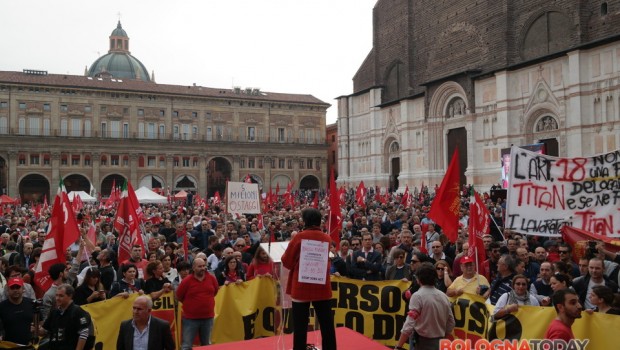 GLI SCIOPERI DEGLI OPERAI NELLE FABBRICHE SONO RIUSCITI. LE ADESIONI MASSICCE.   IN ALCUNE FABBRICHE DEL GRUPPO FIAT, LA UIL-M HA TENTATO LA MOSSA DELLA DEVIAZIONE A VENERDI 17 OTT. CON 4 ORE DI “SCIOPERO” CON PROPOSTE FUMOSE, COME ALTRE VOLTE HA FATTO, ALLA FINE NON SCIOPERERANNO NEANCHE I LORO ISCRITTI. C’E’ LA FIAT DIETRO A QUESTE MANOVRE, MA ANCHE OGGI GLI E’ ANDATA MALE. ALMENO 40.000 PRESENZE ALLA MANIFESTAZIONE A BOLOGNA. SI STIMA CHE ALMENO MEZZO MILIONE DI OPERAI (500.000) ABBIANO SCIOPERATO E BLOCCATO LA PRODUZIONE. ANCHE MIGLIAIA DI FACCHINI DEI SI-COBAS IN SCIOPERO. LA MANIFESTAZIONE IMPONENTE E […]