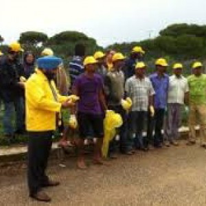 dalla repubblica ROMA – “Lavoro dieci ore al giorno, ma il padrone ne segna solo due. In un mese sono stato sui campi tutti i giorni, anche la domenica. Lui mi ha segnato solo sei giorni. Non è giusto”. A parlare è Singh, un bracciante sikh dell’agro pontino. Uno sfruttato a norma di legge.Schiavo alla luce del sole. Sì, perché lo sfruttamento nel nostro Paese può nascondersi anche sotto vesti legali. A due passi dalla Capitale, tra assunzioni via cellulare, buste paga contraffatte, contratti mai sottoscritti, ricatti e intimidazioni. I “nuovi schiavi”. A denunciare la situazione della comunità indiana nell’agro […]