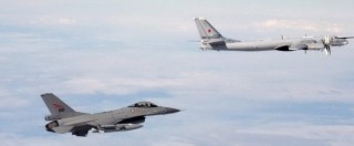 Egregio Direttore, aerei di guerra della Nato decollano da quattro località, per intercettare caccia russi che pattugliano i confini dello spazio aereo. Lo rende noto un dispaccio della Nato, precisando che si è tratta di aerei portoghesi, turchi, tedeschi, britannici e norvegesi. In due giorni sono una trentina i voli militari russi intercettati dalla Nato, secondo l’Alleanza, molti di essi “pongono rischi all’aviazione civile perché non hanno piani di volo o non usano trasponder, quindi il controllo aereo civile non può vederli né assicurare che non interferiscano con i voli civili”. Nel 2014 i voli russi intercettati dalla Nato […]