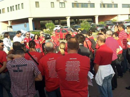 Redazione Operai Contro, Vi invio un articolo che al giorno d’oggi rispecchia  la normalità delle notizie negative del mondo del lavoro, licenziamenti di operai come in tanti altri casi, ma in questo caso il padrone che licenzia i suoi dipendenti è colui invece che sta spendendo un sacco di milioni di euro per acquistare calciatori importanti e con stipendi elevatissimi. Moratti il petroliere milanese, famoso da decenni in tutto il mondo per essere presidente di una squadra di calcio di serie A importante, non viene sputtanato dalla stampa e dalle tv per i licenziamenti che sta effettuando agli operai della Akhela . Stipendi […]