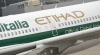 Redazione di Operai Contro, Quasi mille lettere di licenziamento in arrivo. Nella notte tra venerdì e sabato Alitalia,  ha firmato con le organizzazioni sindacali di categoria Fit-Cisl, Uiltrasporti e Ugl Trasporto Aereo la seconda procedura di mobilità per un totale di 994 dipendenti, di cui 879 addetti di terra, 61 piloti e 54assistenti di volo. La prima fase di uscite, quella volontaria, aveva coinvolto 713 lavoratori, di cui 143 pensionabili e 570 volontari. Ogni tavolo un aumento dei licenziamenti Un lavoratore Alitalia