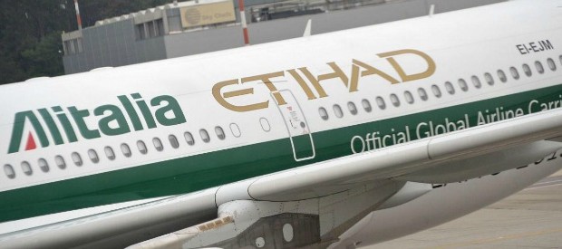 Redazione di Operai Contro, Quasi mille lettere di licenziamento in arrivo. Nella notte tra venerdì e sabato Alitalia,  ha firmato con le organizzazioni sindacali di categoria Fit-Cisl, Uiltrasporti e Ugl Trasporto Aereo la seconda procedura di mobilità per un totale di 994 dipendenti, di cui 879 addetti di terra, 61 piloti e 54assistenti di volo. La prima fase di uscite, quella volontaria, aveva coinvolto 713 lavoratori, di cui 143 pensionabili e 570 volontari. Ogni tavolo un aumento dei licenziamenti Un lavoratore Alitalia