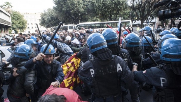 “La sinistra dell’Italia siamo noi”. Gli slogan lanciati dagli operai della Fiom non lasciano alcun dubbio: i metalmeccanici sono arrabbiati con Matteo Renzi e il suo governo. “Per questa volta non siamo scesi in piazza con il casco e il tonfa -spiega un manifestante- ma la prossima volta li porteremo per legittima difesa”. Le cariche della polizia contro gli operai di Terni hanno spinto in piazza a Genova migliaia di metalmeccanici. “Renzi è un democristiano”, dice una pensionata. “E’ la borghesia – le fa eco un altro manifestante – ec è il nostro nemico”. Il corteo ha sfilato per […]