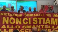   Redazione , il Messagero riporta: “Bagarre all’ex Cmm questa mattina dove si è svolto il consiglio comunale straordinario sulla vertenza Ast. La contestazione degli operai è stata talmente energica che ha costretto il presidente del consiglio comunale, Giuseppe Mascio, a sospendere i lavori. Le tute blu sono partite dai cancelli di viale Brin in corteo per raggiungere il centro multimediale. Una volta arrivati sono entrati in massa nella sala congressi, mentre era in corso l’intervento del sindaco Leo Di Girolamo, bersagliato di fischi. Il sindaco è stato costretto a terminare il suo intervento. Alla ripresa dei lavori, quasi […]