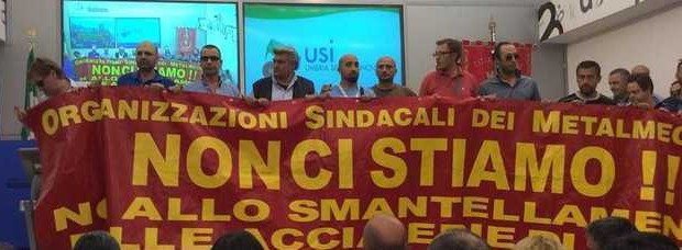  Redazione , il Messagero riporta: “Bagarre all’ex Cmm questa mattina dove si è svolto il consiglio comunale straordinario sulla vertenza Ast. La contestazione degli operai è stata talmente energica che ha costretto il presidente del consiglio comunale, Giuseppe Mascio, a sospendere i lavori. Le tute blu sono partite dai cancelli di viale Brin in corteo per raggiungere il centro multimediale. Una volta arrivati sono entrati in massa nella sala congressi, mentre era in corso l’intervento del sindaco Leo Di Girolamo, bersagliato di fischi. Il sindaco è stato costretto a terminare il suo intervento. Alla ripresa dei lavori, quasi […]