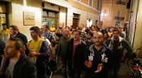 Redazione di Operai Contro, questo è il titolo di una notizia dell’ANSA Io ho aggiunto il punto interrogativo Non c’ero a Firenze Ansa comunica “Davanti alla location manifesta un gruppo di lavoratori dell’Ast di Terni per chiedere il sostegno del governo alla vertenza aperta dai metalmeccanici per impedire la chiusura della ThyssenKrupp nella città umbra” Il premier li ha incontrati.  “Renzi ci ha detto che da oggi si impegnerà in prima persona e sarà pronto a riconvocare un tavolo immediato a seconda di come andrà la riunione di mercoledi’”. Lo ha detto, aiutandosi con un megafono ai lavoratori che […]