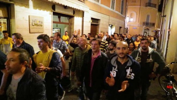 Redazione di Operai Contro, questo è il titolo di una notizia dell’ANSA Io ho aggiunto il punto interrogativo Non c’ero a Firenze Ansa comunica “Davanti alla location manifesta un gruppo di lavoratori dell’Ast di Terni per chiedere il sostegno del governo alla vertenza aperta dai metalmeccanici per impedire la chiusura della ThyssenKrupp nella città umbra” Il premier li ha incontrati.  “Renzi ci ha detto che da oggi si impegnerà in prima persona e sarà pronto a riconvocare un tavolo immediato a seconda di come andrà la riunione di mercoledi’”. Lo ha detto, aiutandosi con un megafono ai lavoratori che […]