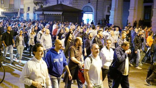 Direttore, la CGIL propaganda tanti scioperi fasulli e organizza per Sabato 25 ottobre una processione a Roma contro la rottamazione dello Statuto dei lavoratori E’ un bluff come quello della minoranza del Pd. Camusso, Landini e Renzi sono dello stesso partito e hanno gli stessi interessi. CISL e UIL neanche partecipano alla recitazione loro da anni sono per la rottamazione CGIL e FIOM propagandano scioperi fasulli per non organizzare gli scioperi veri Noi operai veniamo lasciati senza organizzazione della lotta. Comprendiamo che la biciclettata di Modena è una cretinaggine, ma non riusciamo ad organizzarci. E’ questo che vogliono CGIL- […]